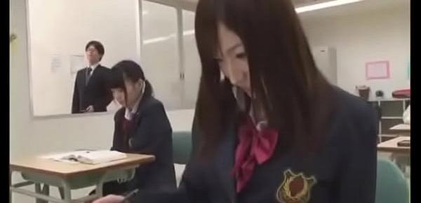  Japonesita haciendo pipí en medio de clase